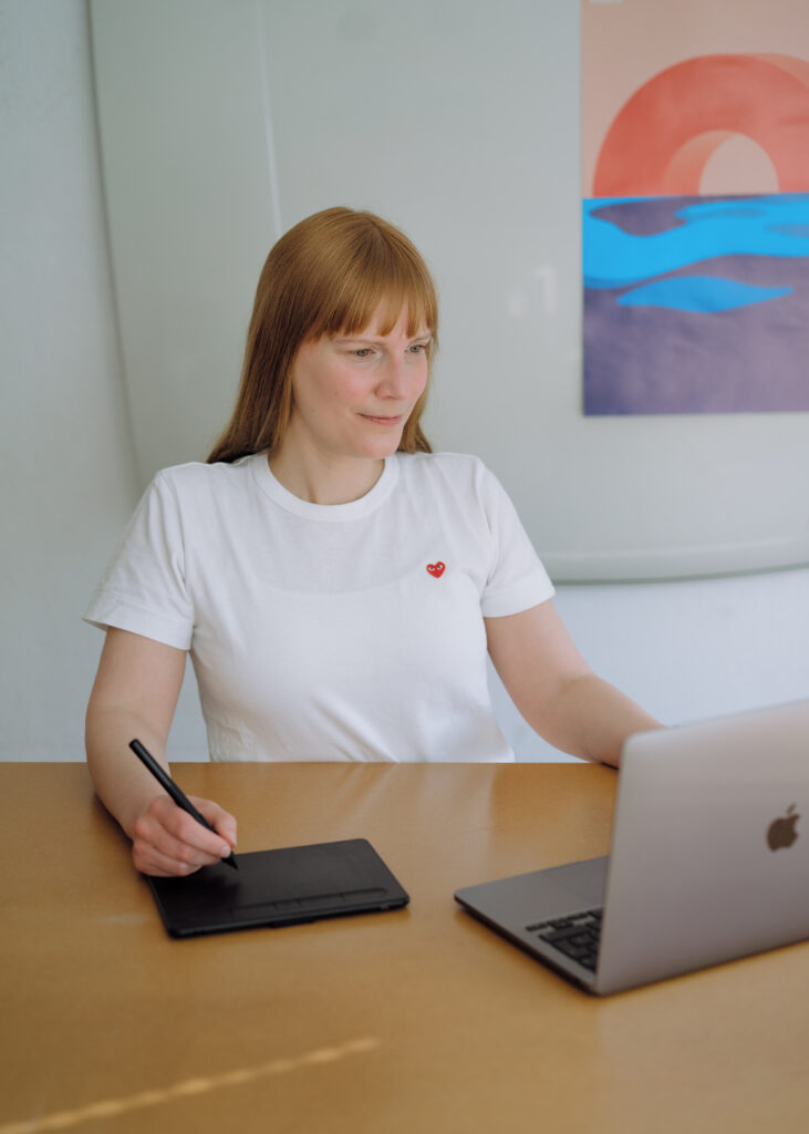  „Kerstin Oppel arbeitet am Laptop – Social Media Betreuung“